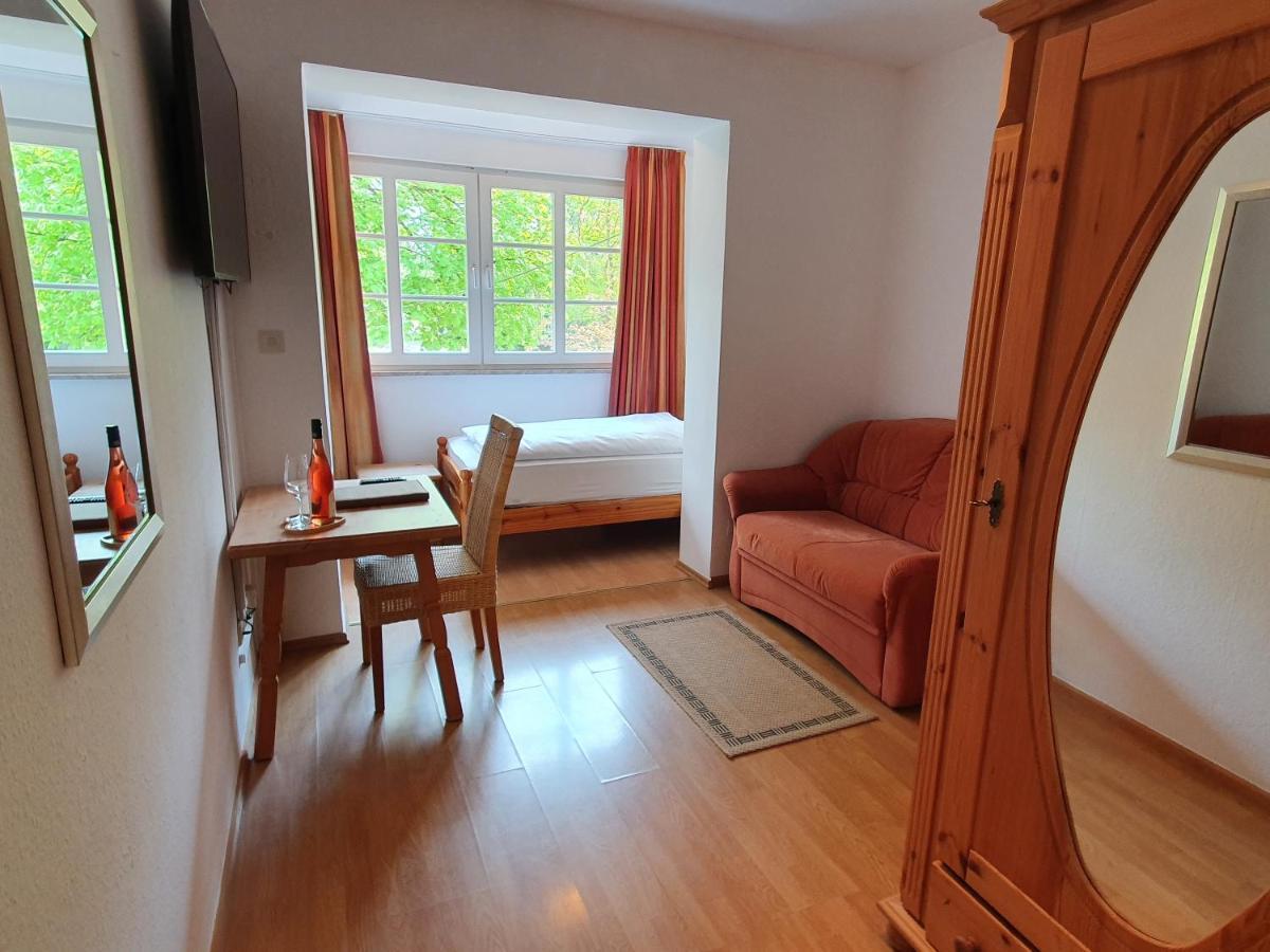 Hotel Und Weingut Karlsmuehle Mertesdorf ภายนอก รูปภาพ