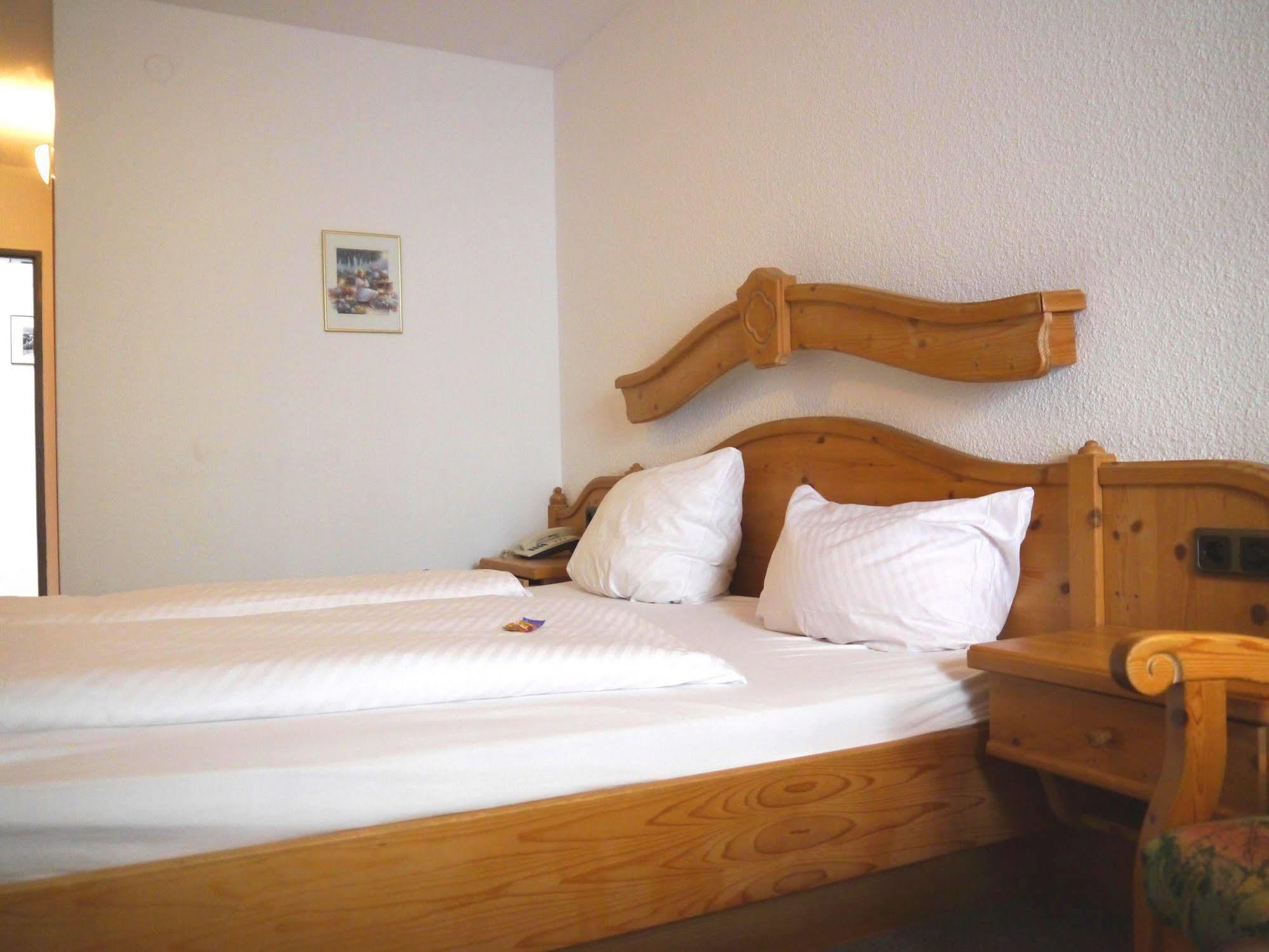 Hotel Und Weingut Karlsmuehle Mertesdorf ภายนอก รูปภาพ